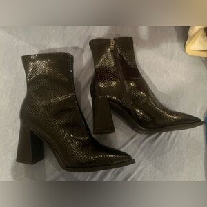 Black patent snakeskin faux leather ankle boots w chunky heel pointed toe 37/7